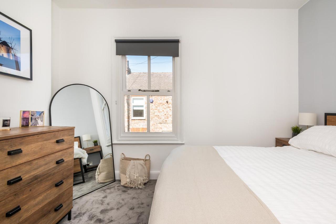 Stylish, Centrally Located Terrace - Pass The Key York Buitenkant foto