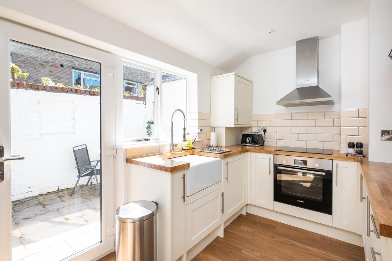Stylish, Centrally Located Terrace - Pass The Key York Buitenkant foto