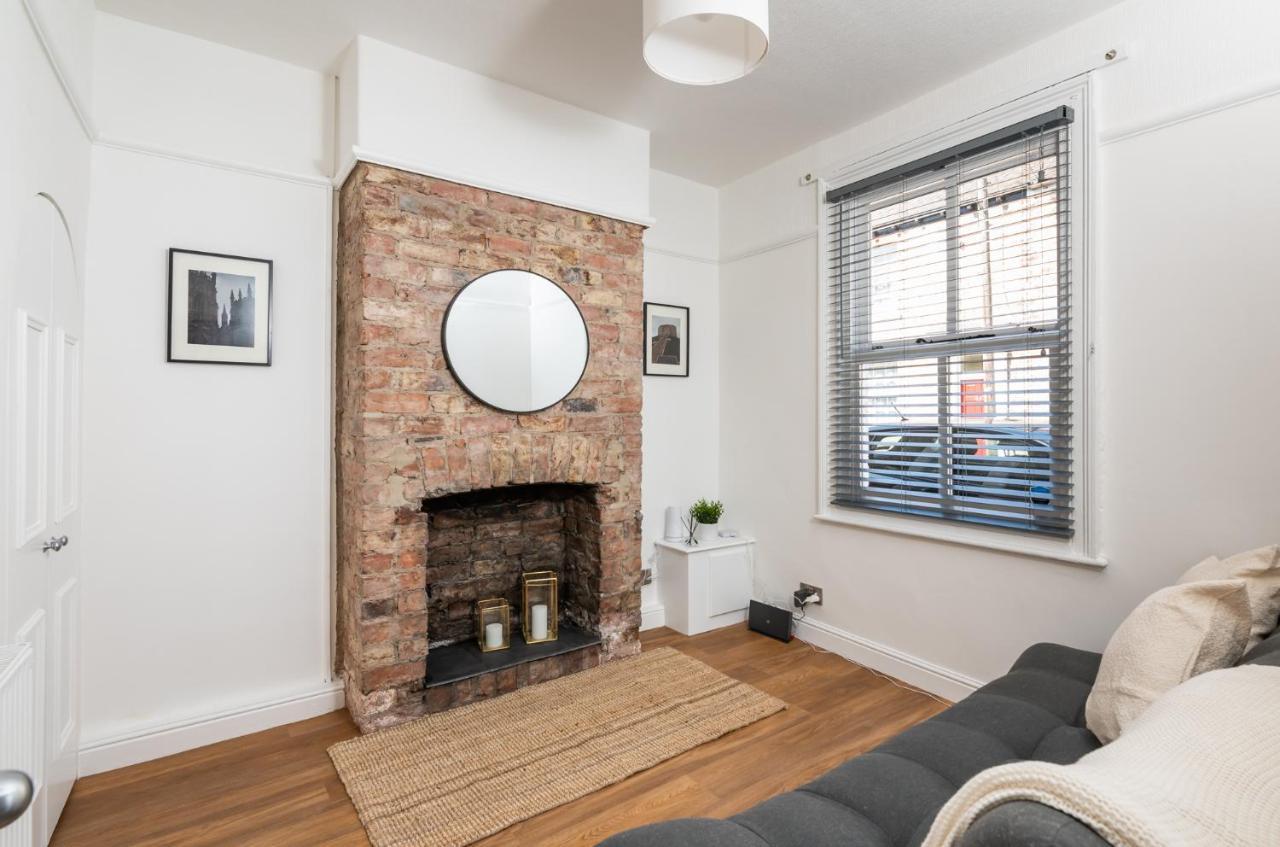 Stylish, Centrally Located Terrace - Pass The Key York Buitenkant foto