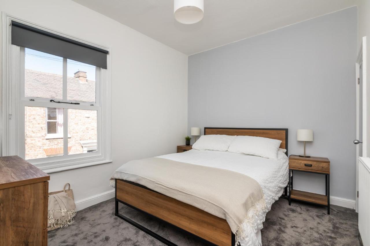 Stylish, Centrally Located Terrace - Pass The Key York Buitenkant foto